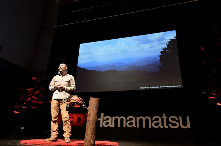 写真：TEDxHamamatsu 2015に登壇する前田さん