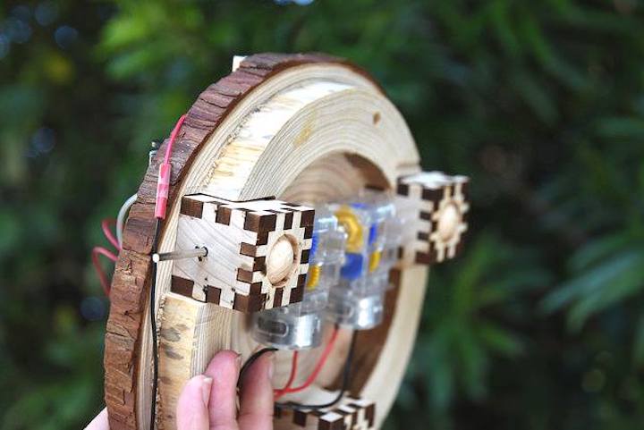 写真：木製ロボット