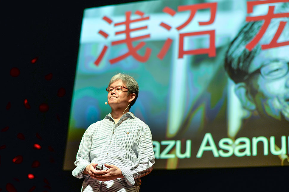 写真：TEDxHamamatsu 2015でステージに立つ浅沼さん