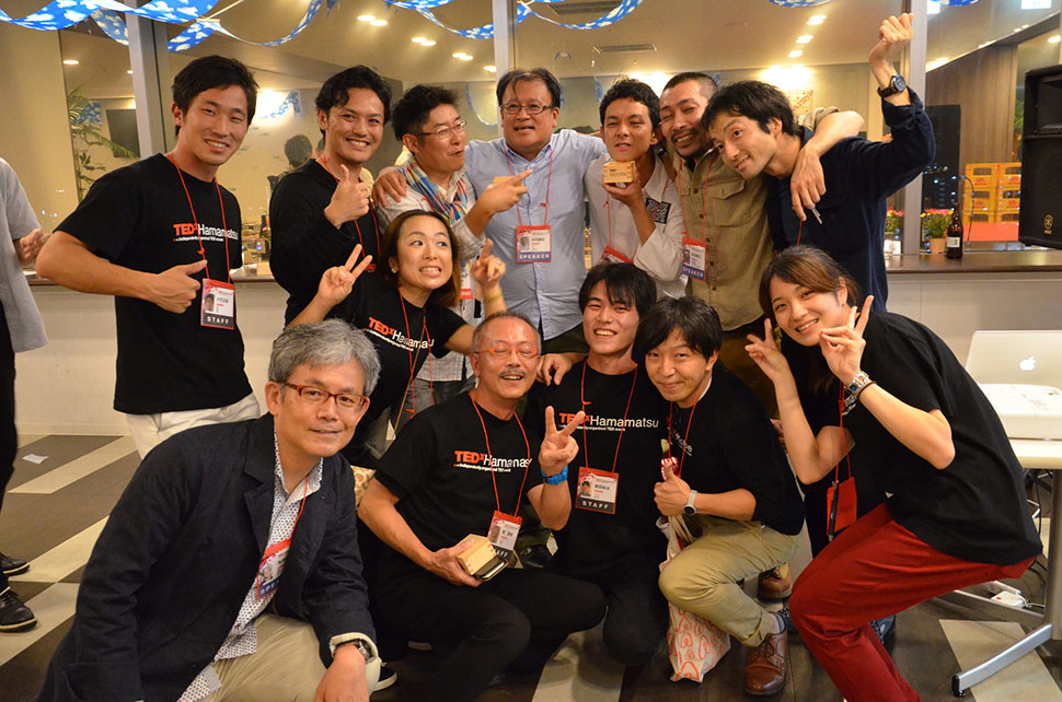 写真：TEDxHamamatsu 2015 アフターパーティーでスタッフとスピーカーで記念撮影